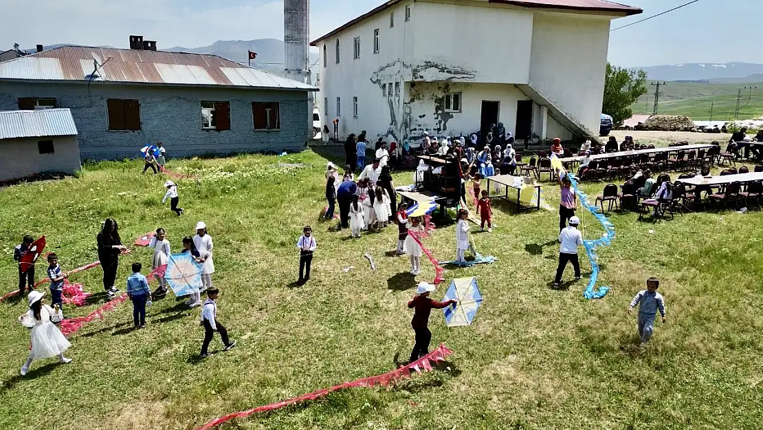 Ağrı'da uçurtma şenliği ile köy okulu bayram yerine döndü