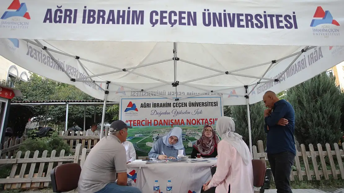 Ağrı'da üniversite tanıtım standı yoğun ilgi görüyor
