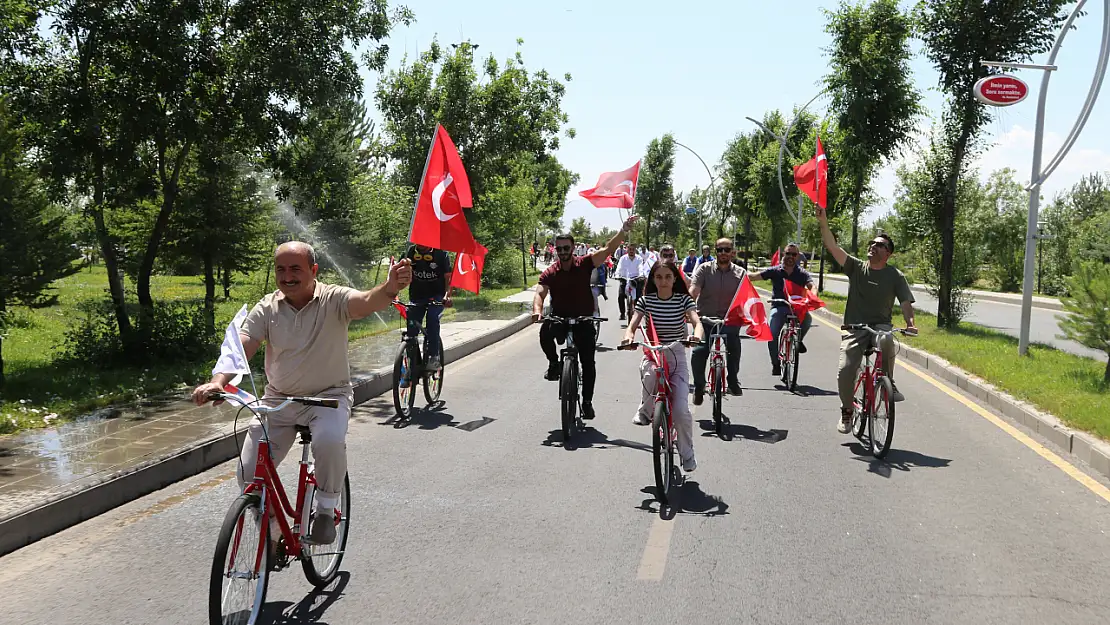 Ağrı'da üniversiteliler 15 Temmuz şehitlerini pedal çevirerek andı