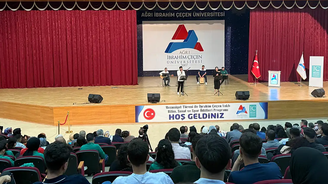 Ağrı'da üniversitelilerin mezuniyet coşkusu Filistin'e anlamlı mesajla taçlandı