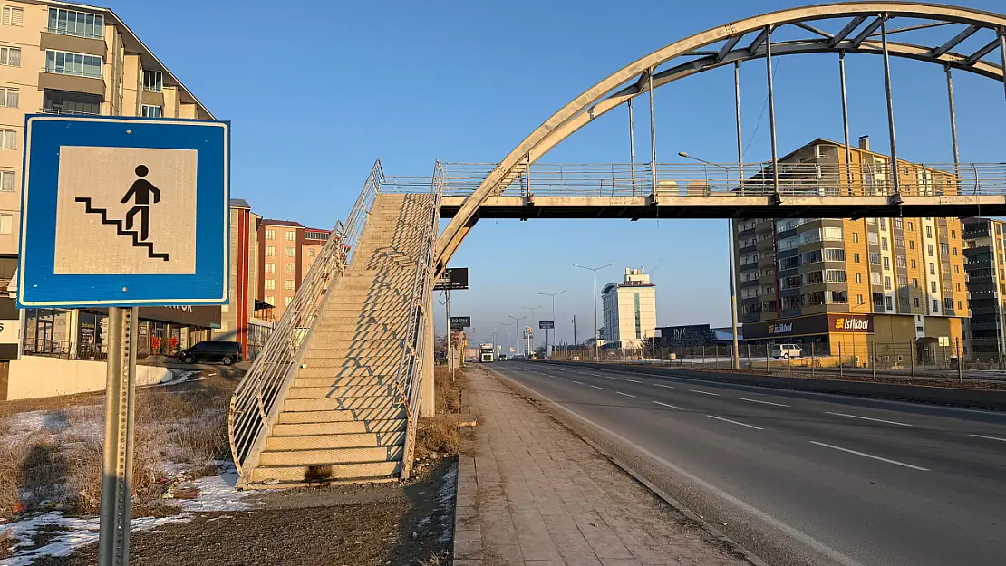 Ağrı'da üst geçidi ihmal edip yoldan geçenler canlarını riske atıyor