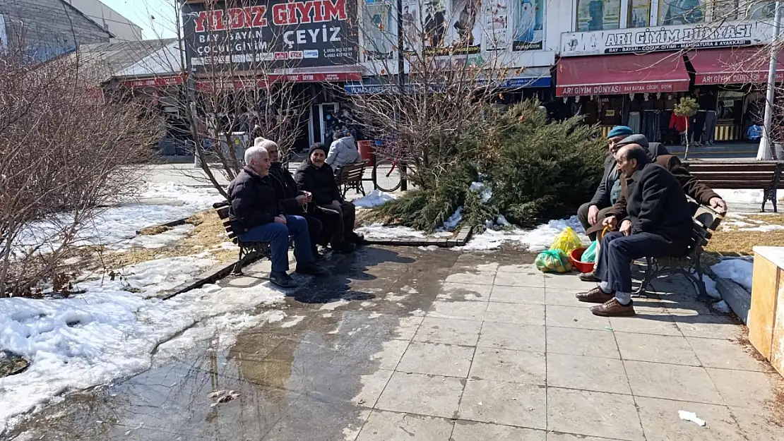 Ağrı'da uzun süre evde kalan yaşlılar, güneşli havayla birlikte dışarı çıktı