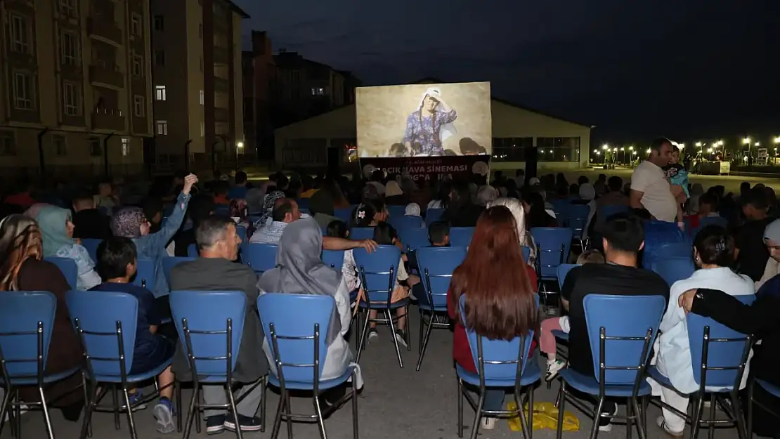 Ağrı'da vatandaşlar açık havada sinema keyfi yaşadı