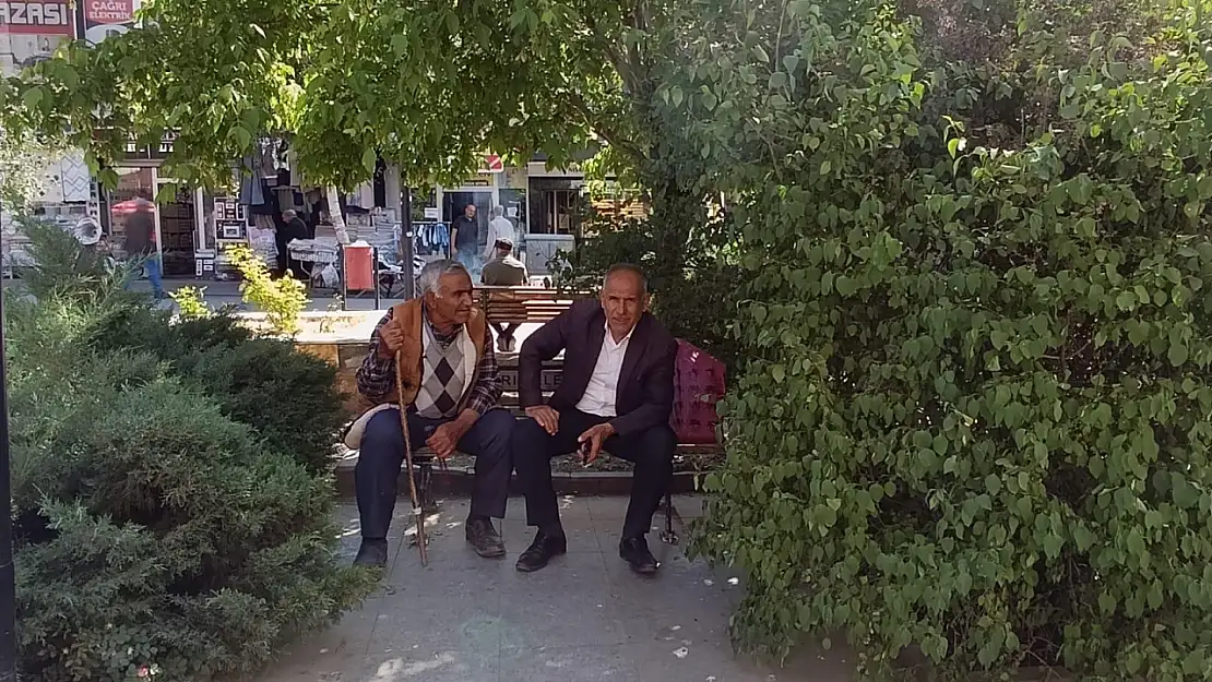 Ağrı'da vatandaşlar güneşli havayı değerlendirdi