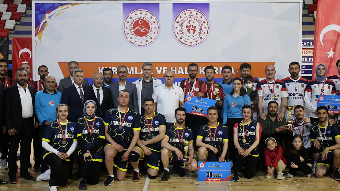 Ağrı'da voleybol heyecanı sona erdi: Şampiyonluk kupası Adalet'in!