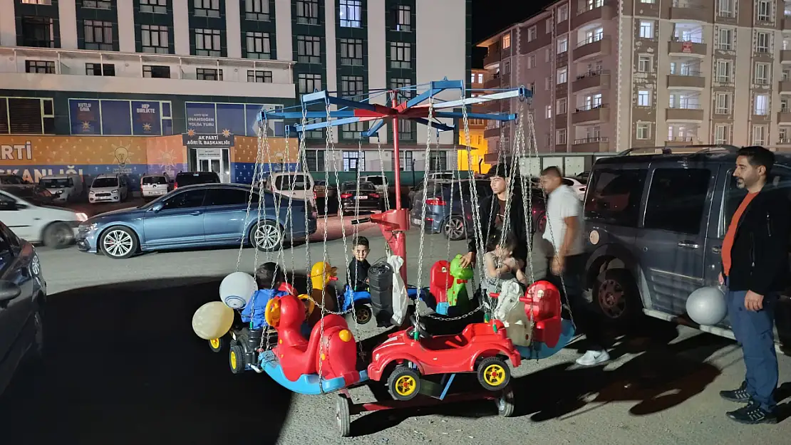 Ağrı'da yaz akşamlarını renklendiren portatif lunapark ilgi görüyor