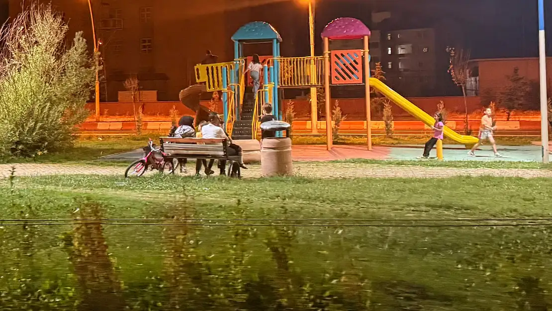 Ağrı'da yaz akşamlarının adresi çocuk parkları oldu