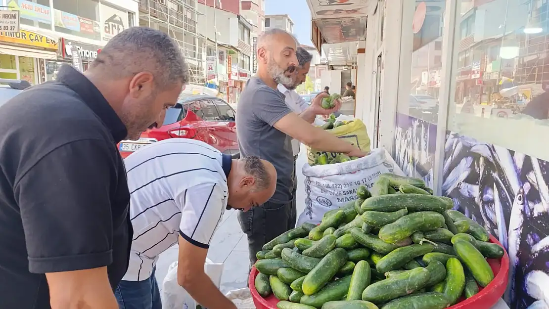 Ağrı'da yaz sofralarının vazgeçilmezi çarşı tezgâhlarında