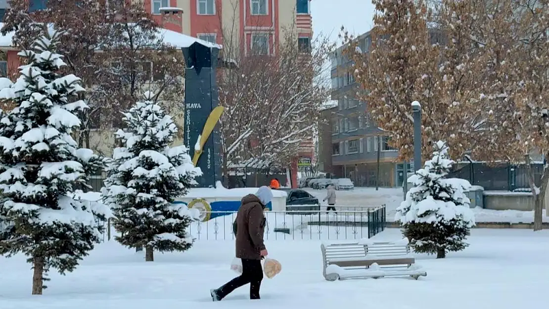 Ağrı'da yeni hafta dondurucu soğuk ile başladı