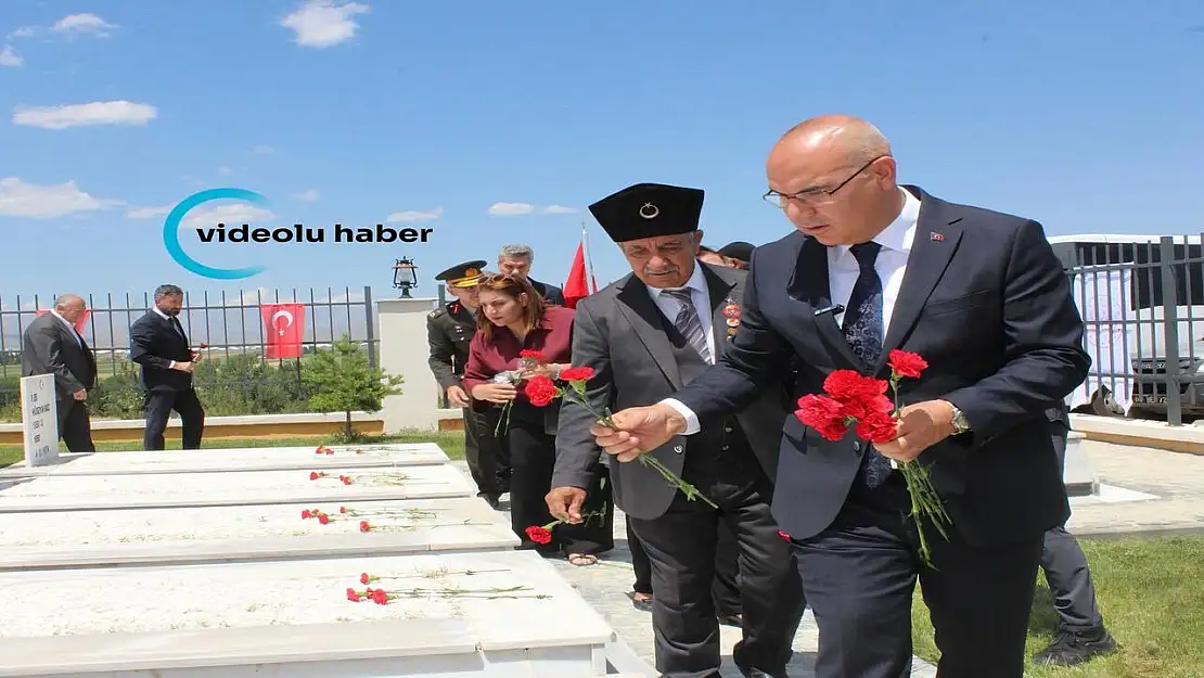 Ağrı'da yenilenen şehitlikte ilk karanfil bırakıldı dualar edildi