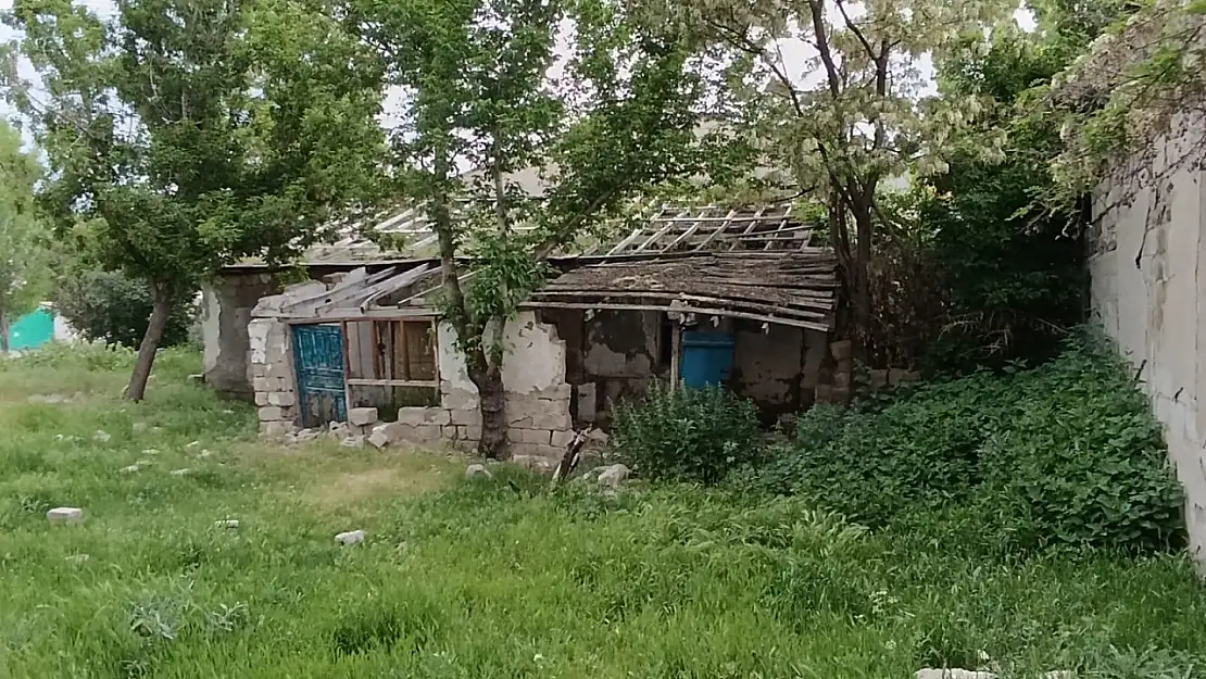 Ağrı'da yıkık evler mahalleliyi tedirgin ediyor