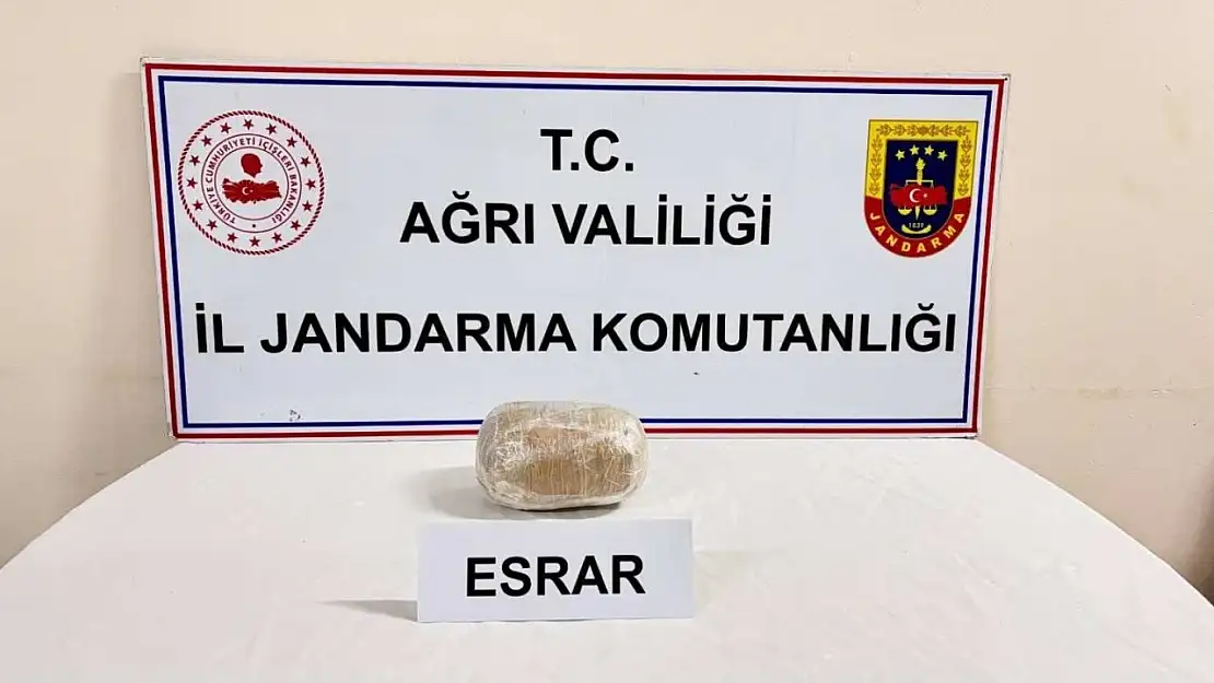 Ağrı'da yol kontrolü şüpheliyi ele verdi: Üzerinden uyuşturucu çıktı