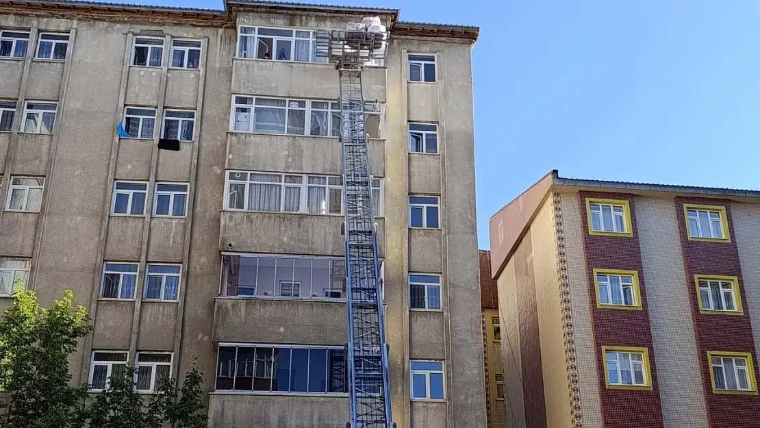 Ağrı'da yüksek binalarda taşınma artık asansörlü taşımacıkla yapılıyor
