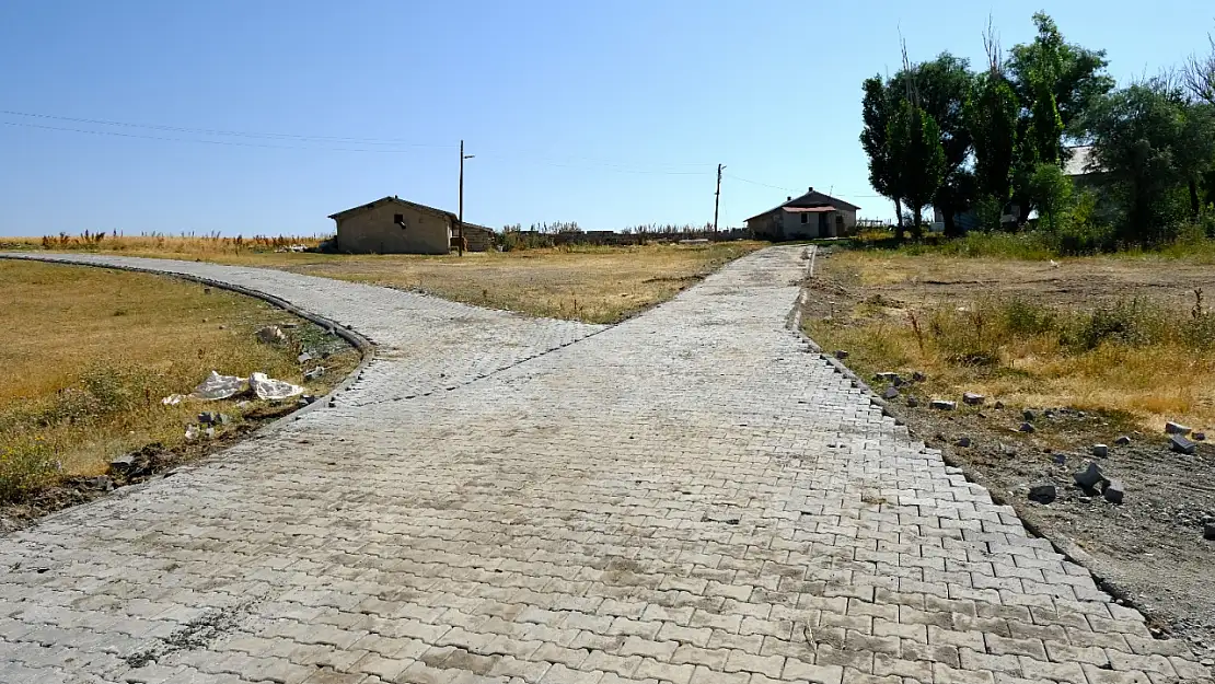 Ağrı'da Yurtpınar Köy yolları yenilendi