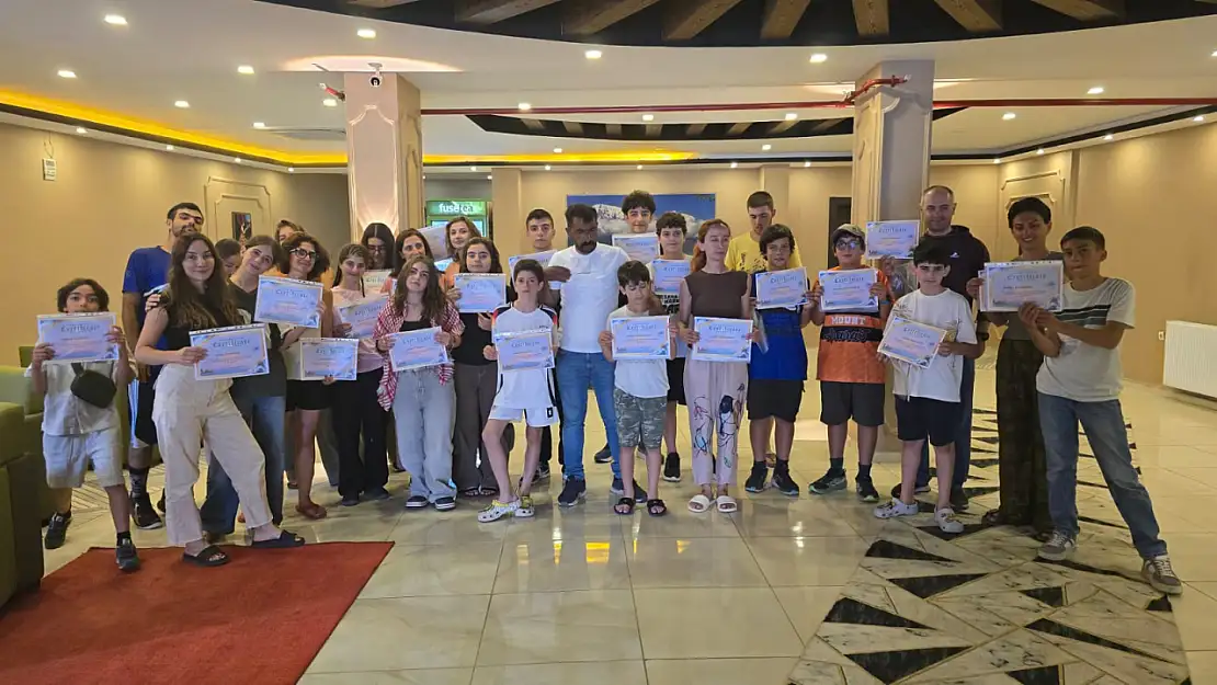 Ağrı Dağı'na tırmanan çocuklara sertifikaları verildi