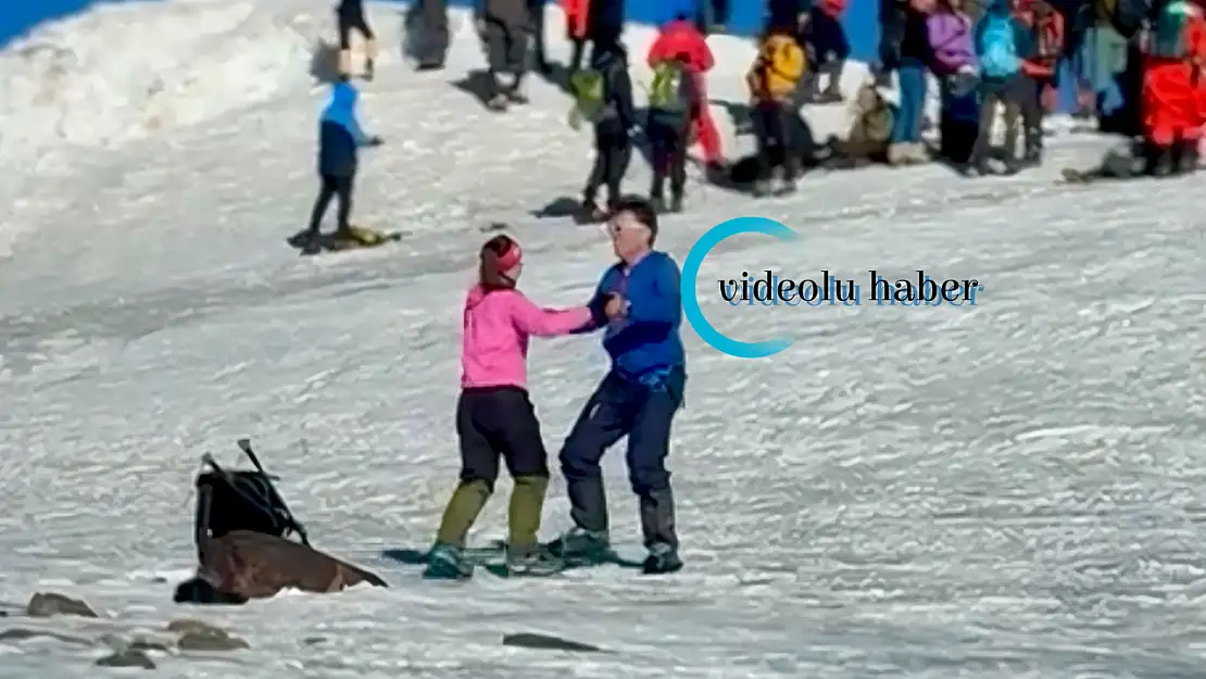 Ağrı Dağı'na tırmandılar, zirvede dans ettiler!