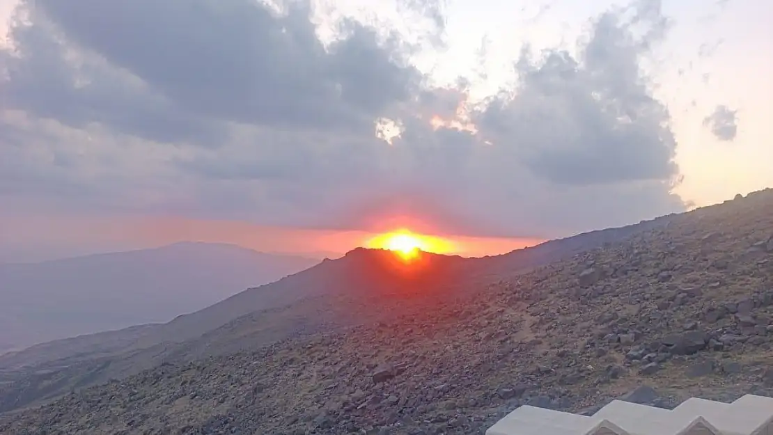 Ağrı Dağı'nda dağcılar kamp alanında mangal yaptı, gün batımını izledi