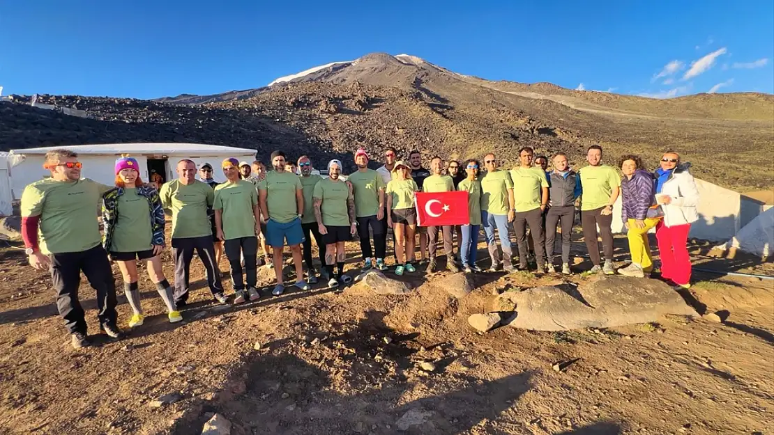 Ağrı Dağı'nda ilk kez koşarak zirveye ulaştılar