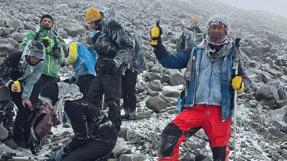 Ağrı Dağı'nda Temmuz sürprizi: Kaşlar kırağı, hava eksi derecede!