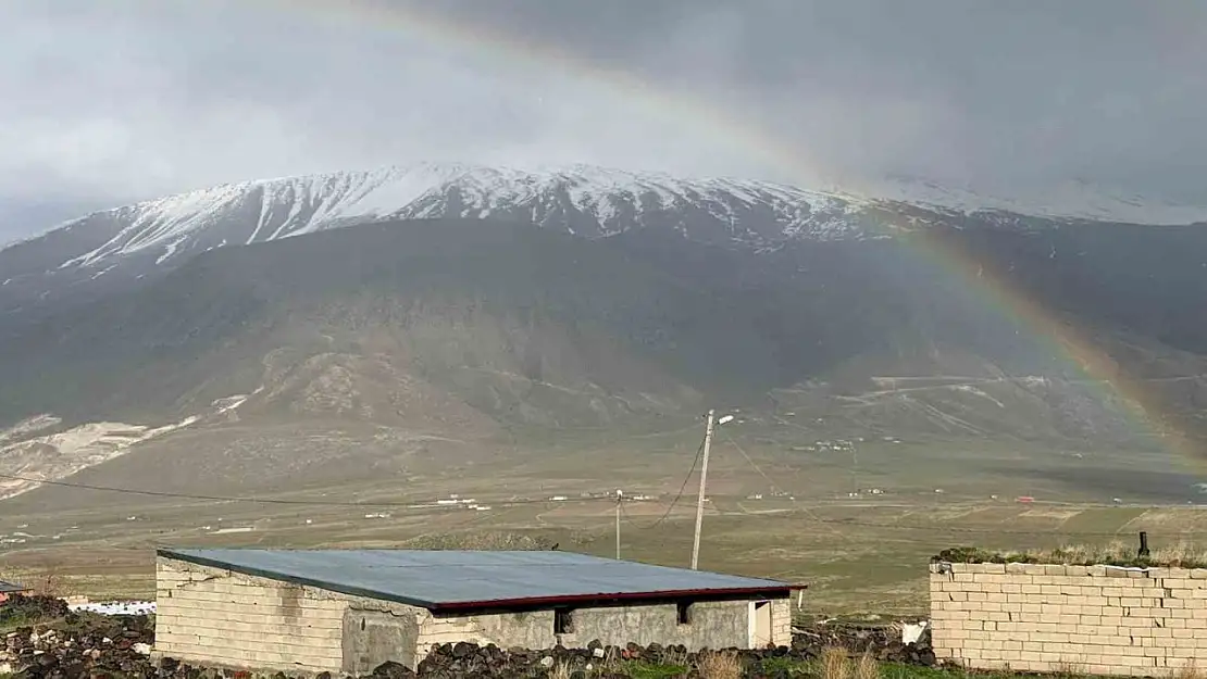 Ağrı Dağı'nın Eteklerinde Gökkuşağı Doğanın Şaheseri