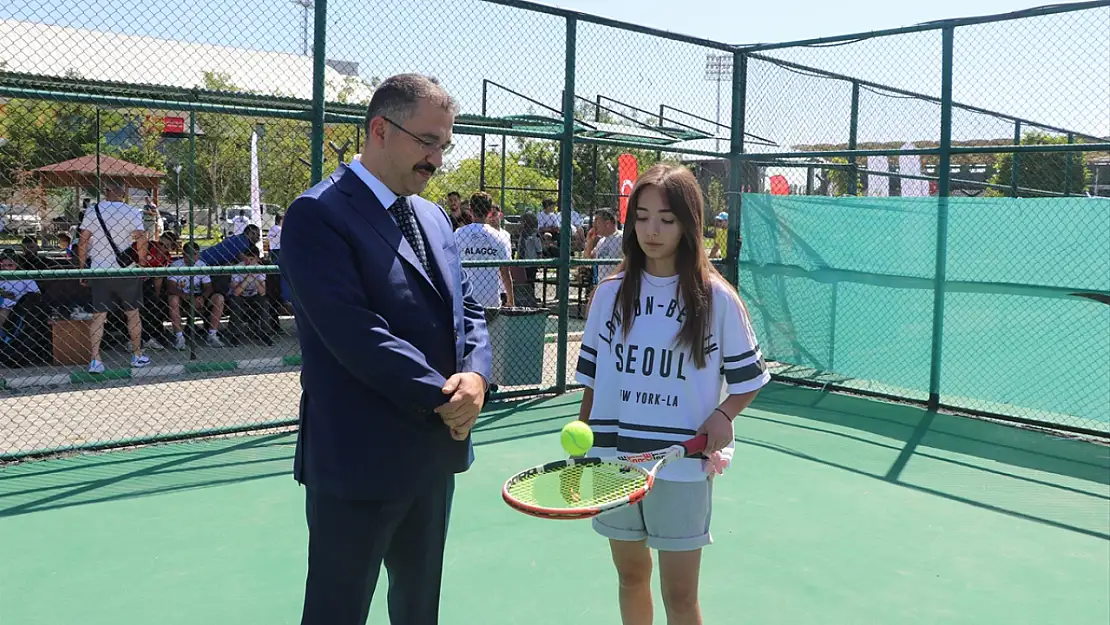 Ağrı Dağı'nın gölgesinde 'Kayısı Cup' heyecanı başladı