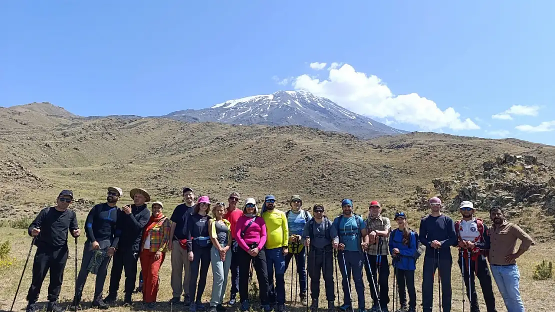 Ağrı Dağı sevdası sınırları aştı: Yabancı dağcılardan ilgi