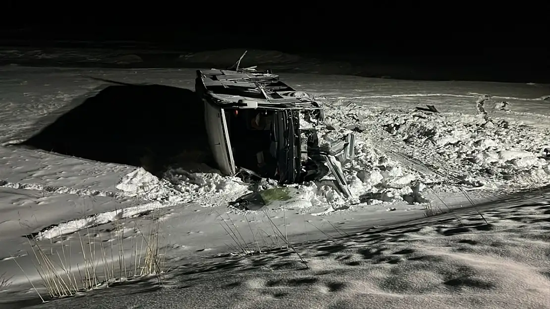 Ağrı'dan Erzurum'a giden yolcu otobüsü devrildi: 37 kişi yaralandı