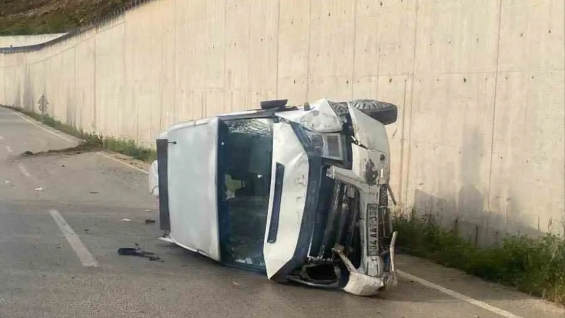 Ağrı'dan taziyeye giden minibüs Tokat'ta devrildi