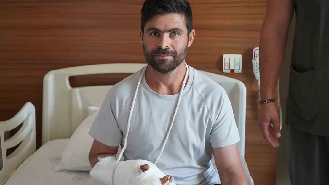 Ağrı'dan Van'a sevk edilen hasta, 10 saat süren ameliyatla elini kaybetmekten kurtarıldı.