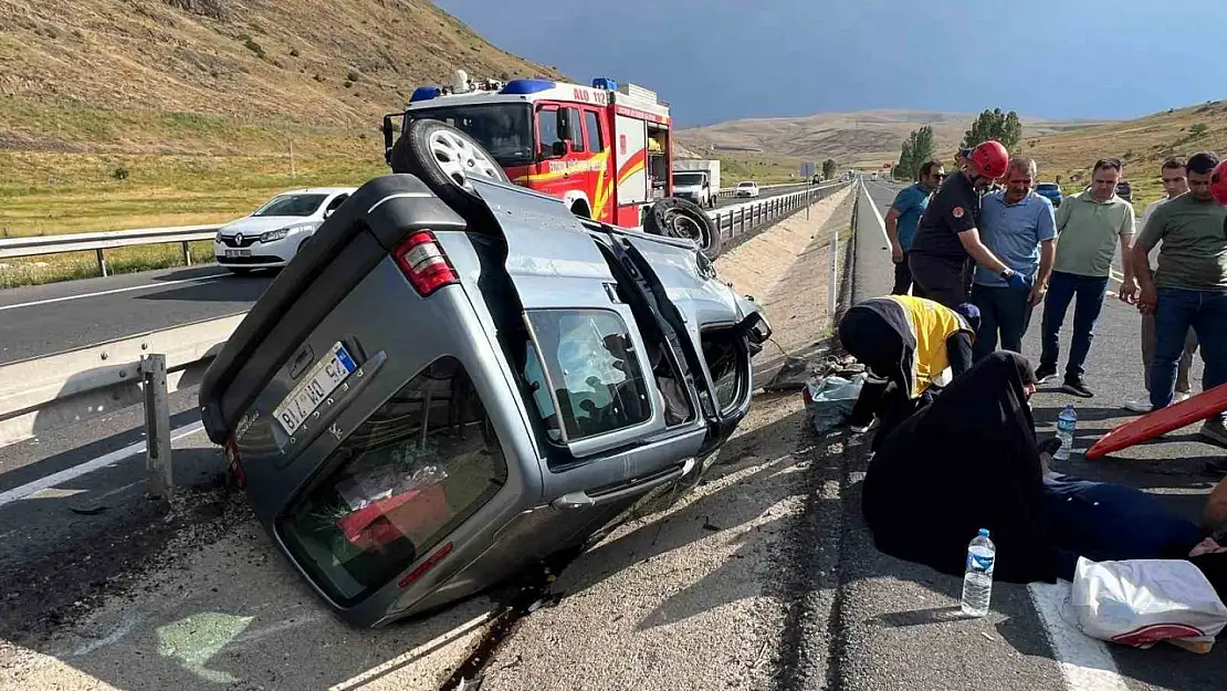 Ağrı-Erzurum karayolunda araçta sıkışan 5 kişi için zamanla yarıştılar