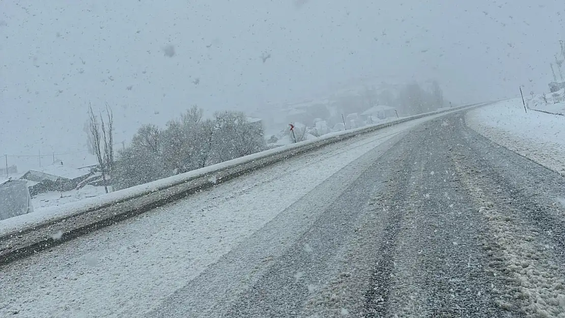 Ağrı-Erzurum karayolunda kar sürprizi!