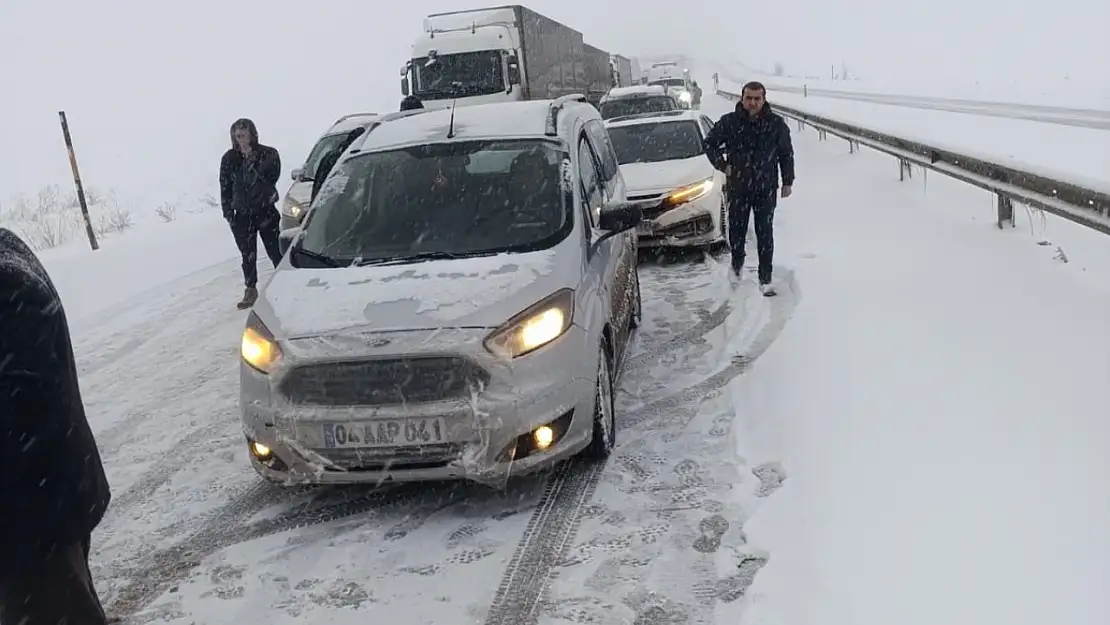 Ağrı-Erzurum Karayolunda ulaşım güçlükle sağlanıyor