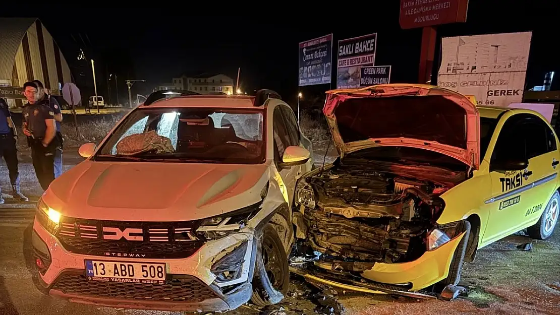 Ağrı gece saatlerinde siren sesleri ile aydınlandı: 8 kişi yaralandı