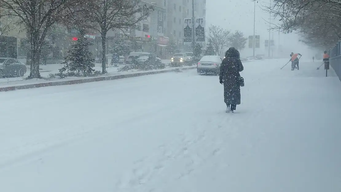 Ağrı güne beyaz örtü ile uyandı