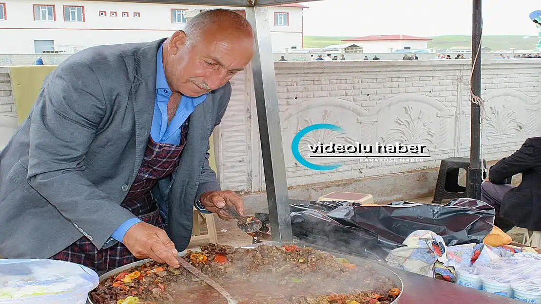 Ağrı hayvan borsasının emektarı kavurmasıyla tanındı, pazarda simge oldu