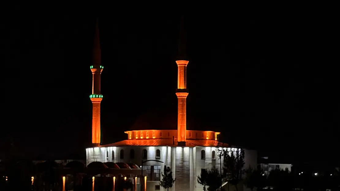 Ağrı İbrahim Çeçen Üniversitesi kampüs camisi geceyi aydınlattı
