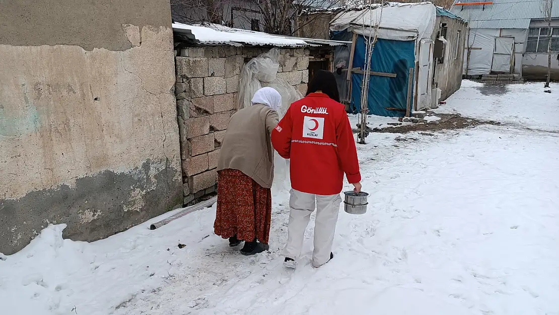 Ağrı Kızılay'dan soğuk kış günlerinde sıcak yemek dağıtımı