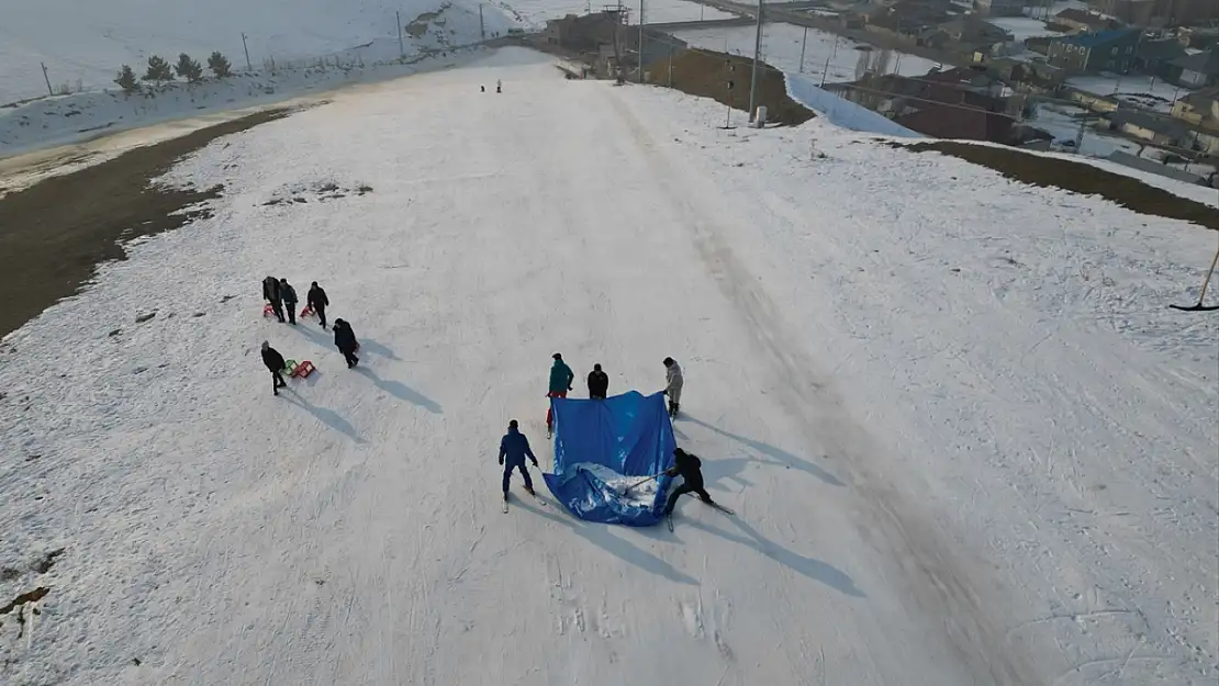 Ağrı Küpkıran Kayak Merkezi'ne brandayla kar taşınıyor