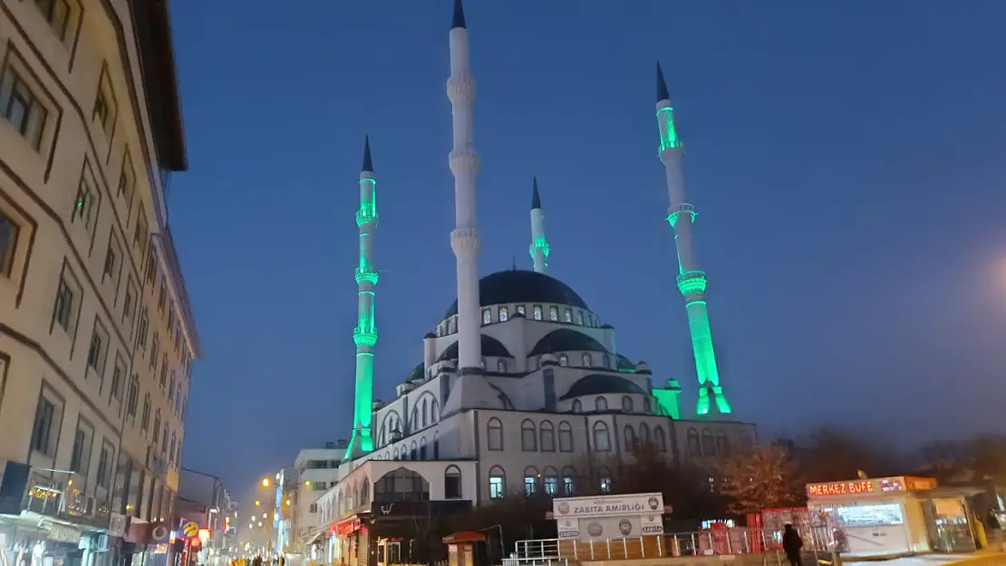 Ağrı Merkez Cami minareleri yeşil ışıklarıyla şehre huzur veriyor