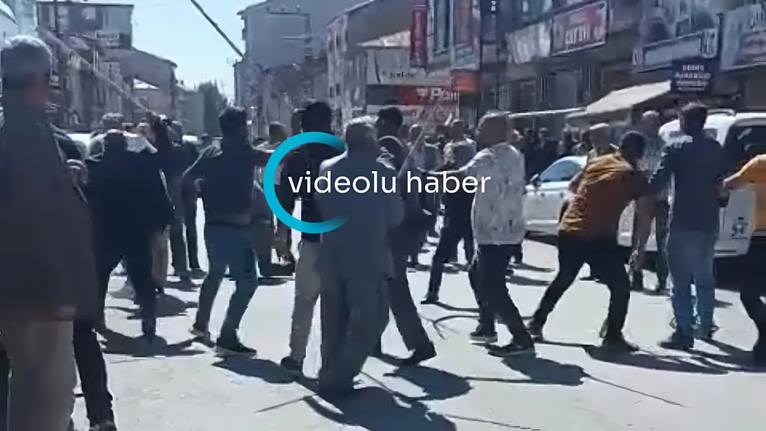 Ağrı meydanda sopalı kavga: Taraflar birbirine girdi