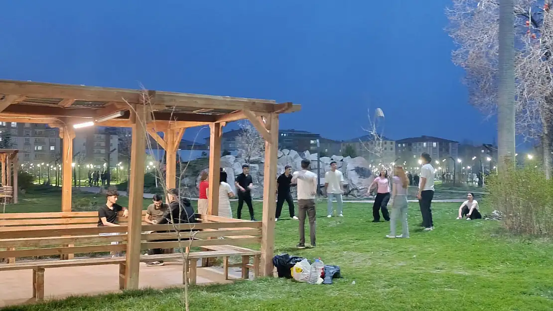 Ağrı Millet Bahçesi baharın gelişiyle canlandı