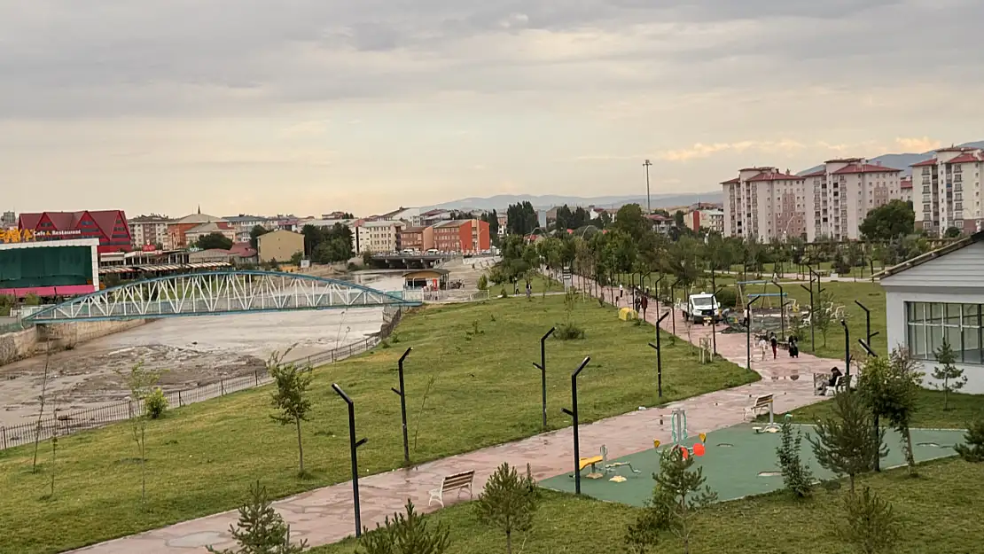 Ağrı Millet Bahçesi'nde yağmur sonrası sessizlik hakim oldu