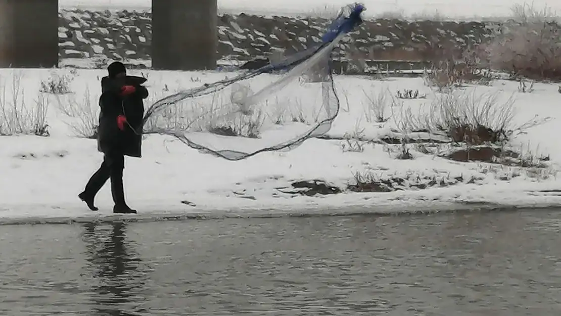 Ağrı Murat Nehri'nde buz üstünde balık avı