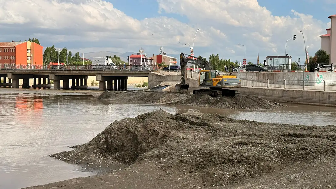 Ağrı Murat Nehri'nde düzenleme çalışmaları başladı