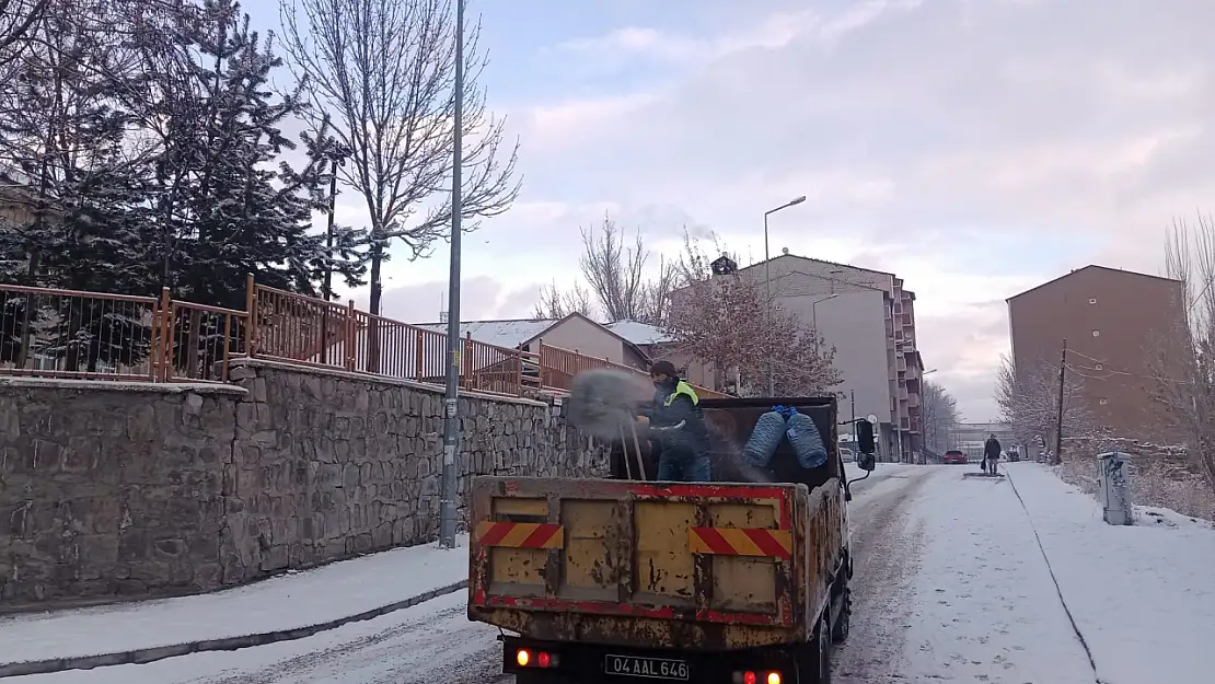 Ağrı'nın buzları çözüldü