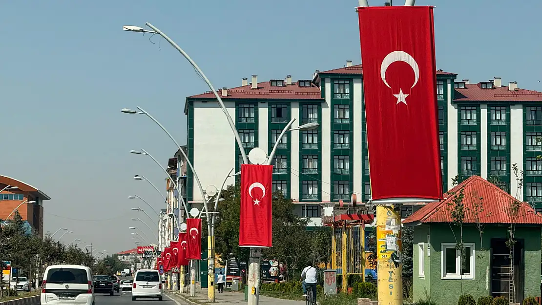 Ağrı'nın caddeleri zafer bayramıyla renklendi