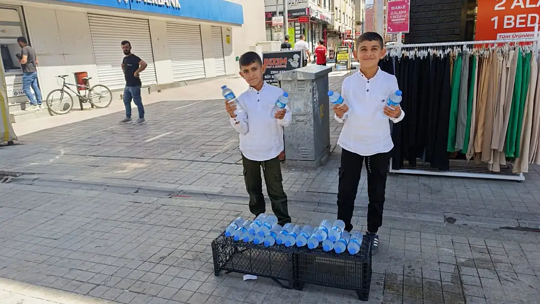 Ağrı'nın çalışkan kardeşleri, harçlıklarını su satarak kazanıyor