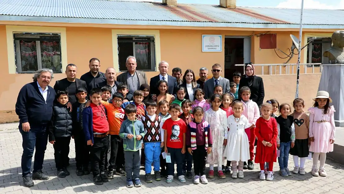 Ağrı'nın Çamurlu köyünde fidanlar toprakla çocuklar doğayla buluştu