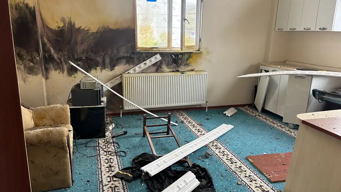 Ağrı'nın Doğubayazıt ilçesinde camiye yıldırım isabet etti