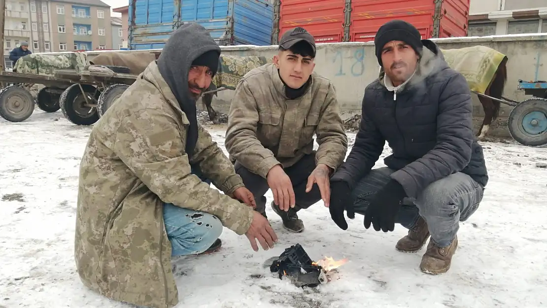 Ağrı'nın dondurucu kışında at arabacılarının ısınma mücadelesi